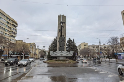 Памятник основателям Царицына начал наклоняться в Волгограде