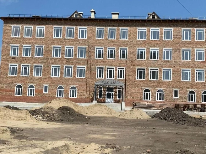 Депутат Максим Концедалов посетил здание гимназии совместно с заместителем директора департамента строительства Анной Деминовой | Источник: Максим Концедалов