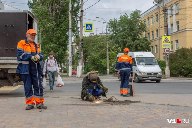 Все люки на Мира решили заварить за день до празднования 9 Мая | Источник: Константин Завриков / V1.RU