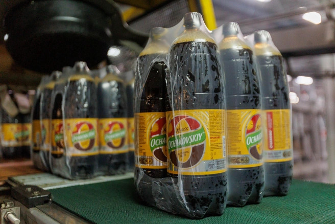 Упакованные бутылки отправятся на прилавки магазинов Тюмени и в другие города УРФО | Источник: Завод «Очаково»