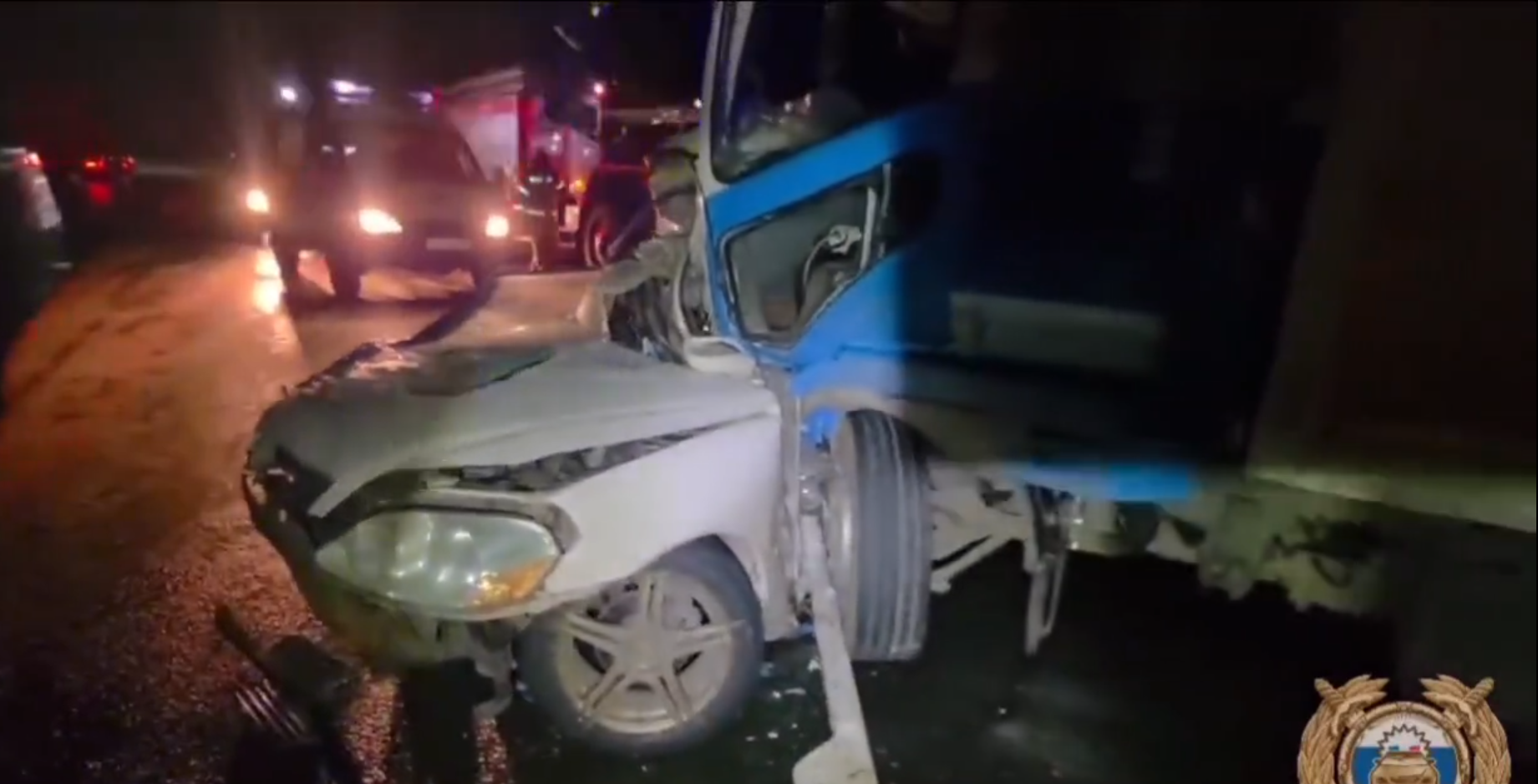 Водитель Toyota Mark 2 влетел в большегруз в Тулунском районе — видео с места аварии