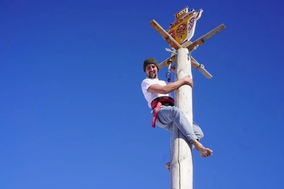 Мужчина установил рекорд, взобравшись на масленичный столб за 9 секунд