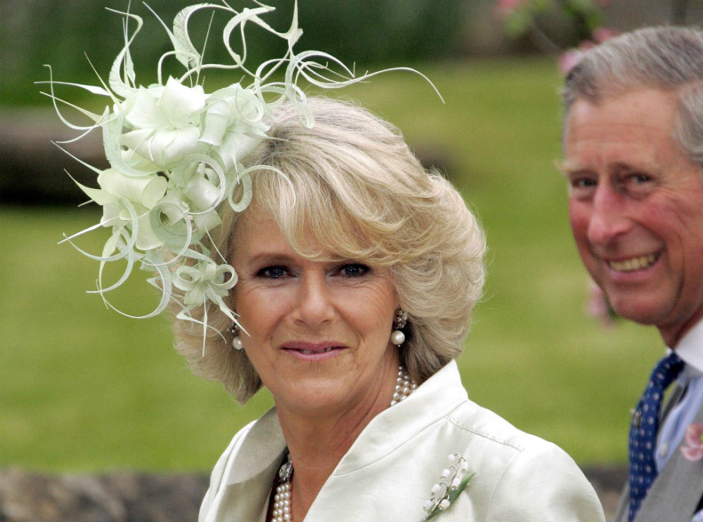 Герцогиня Корнуольская и принц Чарльз на свадьбе дочери Камиллы Лоры, 6 мая 2006 | marieclaire.ru