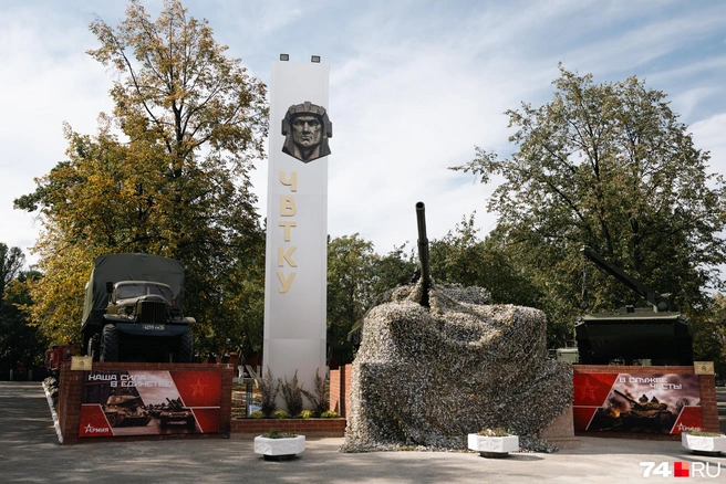 На входе появилась стела с узнаваемым барельефом | Источник: Наталья Лапцевич