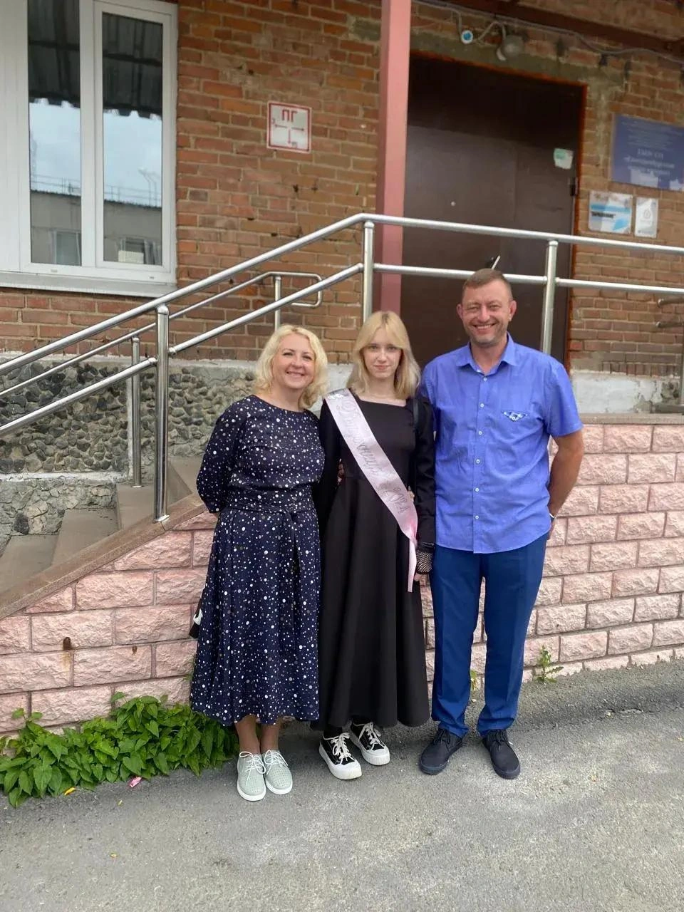 Ольга с родителями на школьном выпускном | Источник: семейный архив Долгошеевых