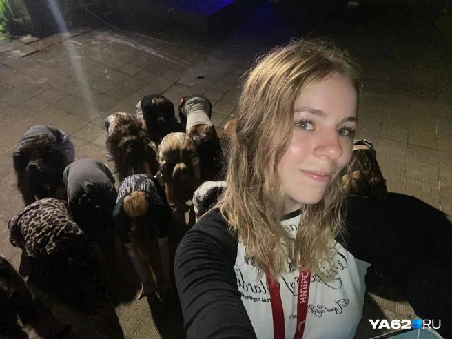 Фотоквест, во время которого мои дети решили сделать фото «поклонения вожатому» | Источник: Дарья Ходосевич / YA62.RU