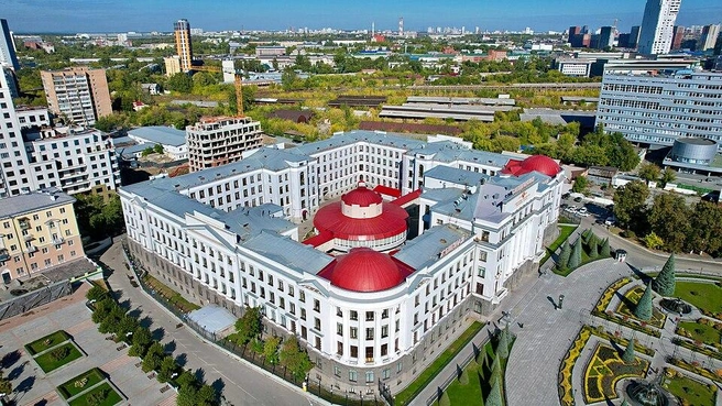 Перед зданием разбит сквер, подобную историю перенесли и в новый квартал | Источник: Vyacheslav Bukharov