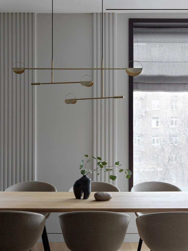 Столовая. Гипсовые стеновые панели, Artpole. Стол, Wilvercot. Стулья, Hay. Люстра, Bolia. Вазы, Forest Is Calling Ceramica. | Источник: Сергей Красюк. Стиль @yes_we_may