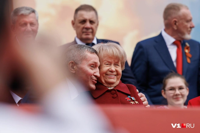 Место на трибуне Александре Пахмутовой подготовили рядом с губернатором Андреем Бочаровым | Источник: Алексей Волхонский / V1.RU