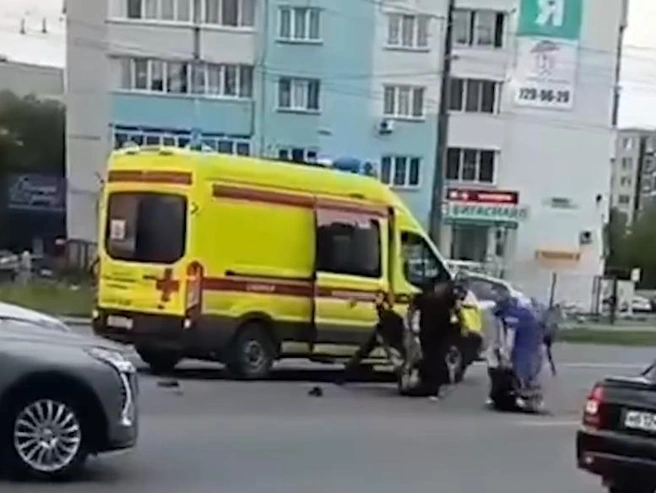 Медик скорой помощи отбивается от нападающих | Источник: читатель 74.RU