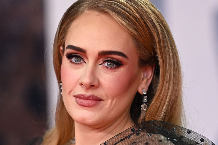 Укладка с локонами и эффектный макияж — идея роскошного образа от Адель на BRIT Awards 2022
