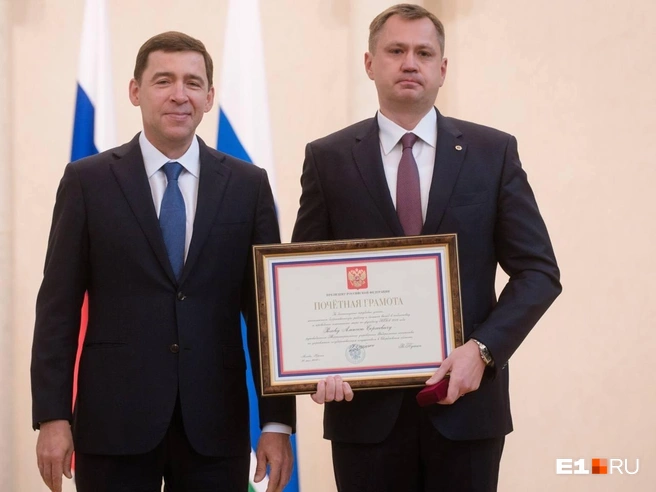 Алексей Рогов (справа) в 2019 году получил награду от президента из рук свердловского губернатора Евгения Куйвашева | Источник: предоставлено адвокатом Александром Обожиным