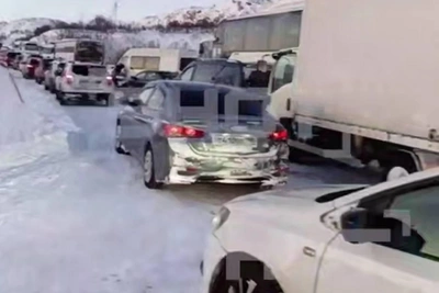 Сотни машин застряли на трассе к Териберке из-за метели
