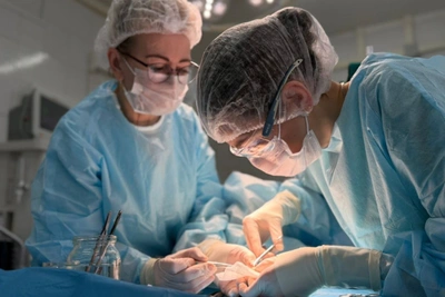 Врачи Ижевска восстановили откушенный нос из уха