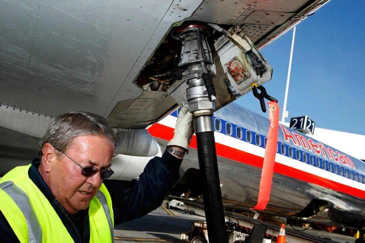 Дозаправка самолета American Airlines 2 ноября 2007 года в Оклендском международном аэропорту, Калифорния. | maximonline.ru