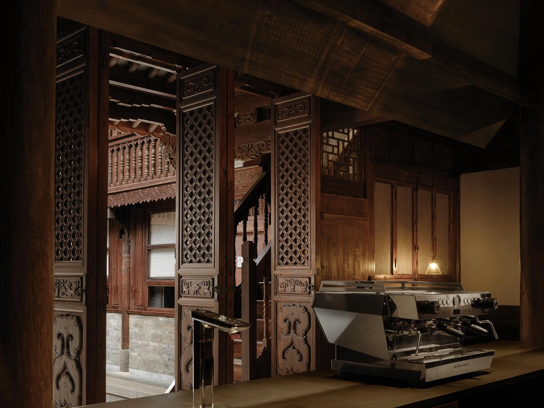Спокойствие и аскетизм: кафе в Китае с резными дверями | Источник: На Синь/INSPACE