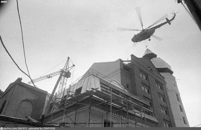 Известный фотограф Эдгар Брюханенко в 1995 году снял, как с помощью вертолета на дом устанавливали купол | Источник: Эдгар Брюханенко / pastvu.com