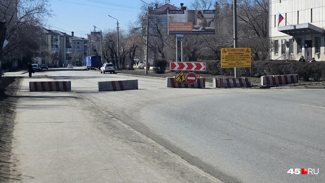 Ограждения на Свердлова, ехать нужно по Сухэ-Батора  | Источник: Дарья Никитченко / 45.RU