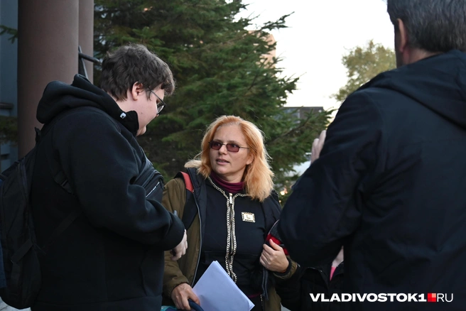 Маргарита активно общалась с корреспондентами | Источник: Елена Буйвол / VLADIVOSTOK1.RU