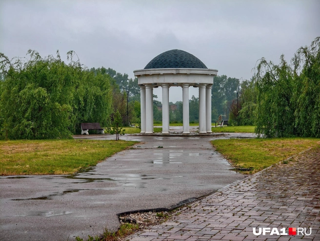 Асфальтированное покрытие обнажилось | Источник: Булат Салихов / UFA1.RU