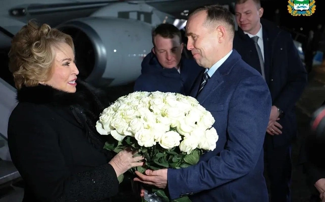 Губернатор Вадим Шумков вручил Валентине Матвиенко букет из белых роз  | Источник: пресс-служба губернатора Курганской области 