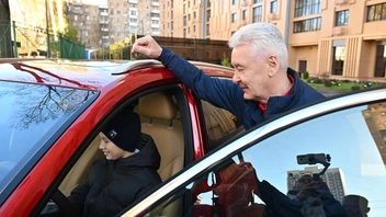 Помимо ключей от квартиры в реновационной новостройке семья Зарубеевых получила автомобиль | Источник: Мэр Москвы Сергея Собянин / T.me