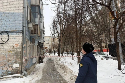 Снег с крыши травмировал пенсионерку в Саратове
