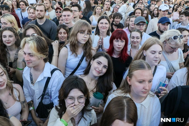 Только посмотрите, сколько фанатов собралось у сцены | Источник: Наталья Бурухина / NN.RU