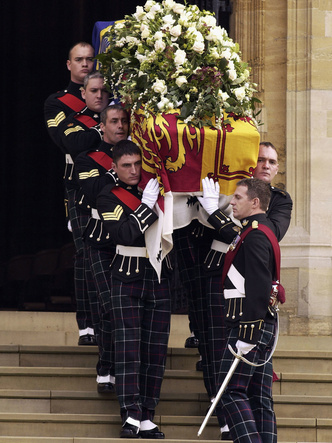 Где похоронят принца Филиппа (и почему это лишь временное место его захоронения)