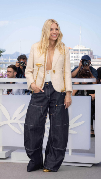 Сиенна Миллер появилась в роскошном образе — она надела золотые туфли и показала стиль