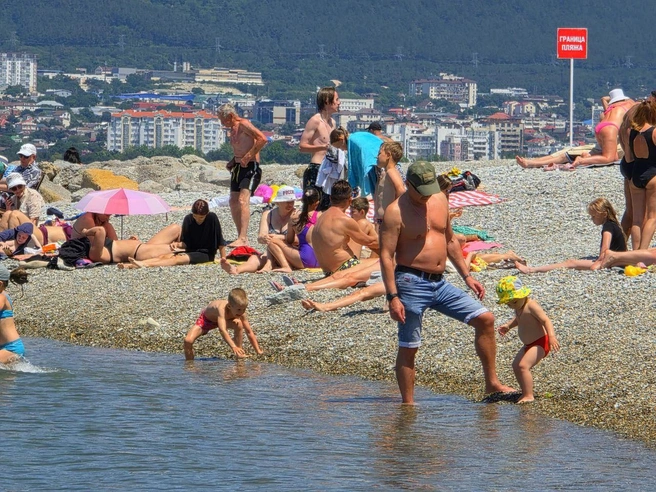 Толп пока нет, поэтому можно отдыхать с комфортом | Источник: Жизнь на море — Геленджик Новороссийск Анапа / T.me