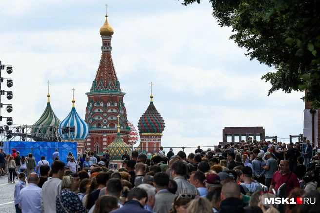 Очереди у входа в мавзолей собираются почти каждый день, но такая внушительная — не всегда | Источник: Артем Устюжанин / MSK1.RU