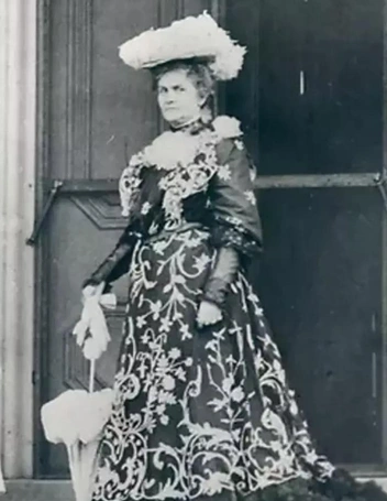 Элизабет Бигли (Кэсси Чедвик)