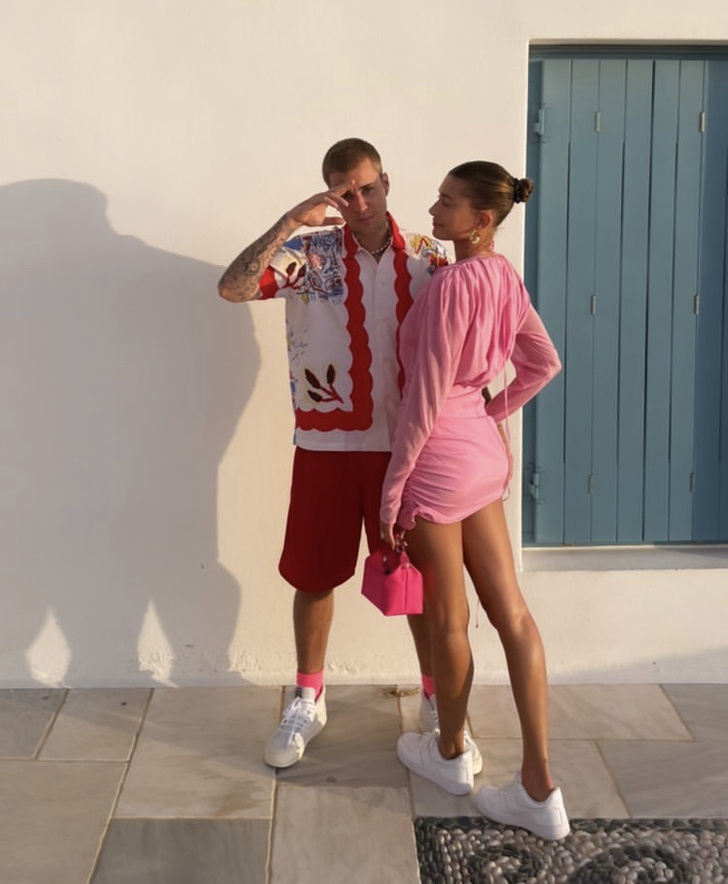 Маленькое розовое платье для идеального отпуска: Хейли Бибер в объятиях мужа на отдыхе