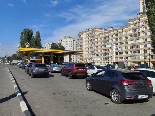Большие очереди на «Роснефти» все еще сохраняются из-за низких цен | Источник: Андрей Пашинский / Voronezh1.ru