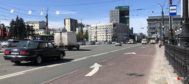 При повороте с улицы Цвиллинга в правый ряд проспекта Ленина нужно оперативно перестроиться левее на основную полосу | Источник: Артем Краснов