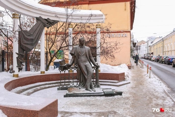 Так выглядел памятник Леониду Собинову до начала всех работ. Фото сделано в 2022 году | Источник: Алёна Косточкина / 76.RU