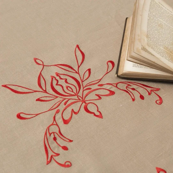 Монохром льна и якобинский цветок: коллекция столового текстиля молодого бренда &laquo;Ленский&raquo;