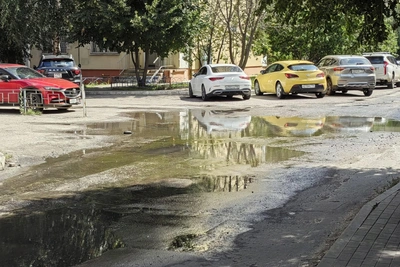 В Дубраве прорыв водопровода затопил выезд из дворов