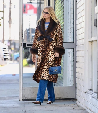 Эльза Хоск показывает, как носить самое модное пальто сезона | marieclaire.ru