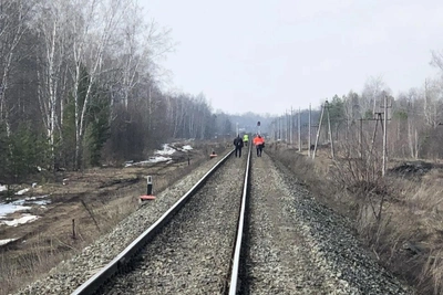 Локомотив насмерть сбил двух человек в Якутии