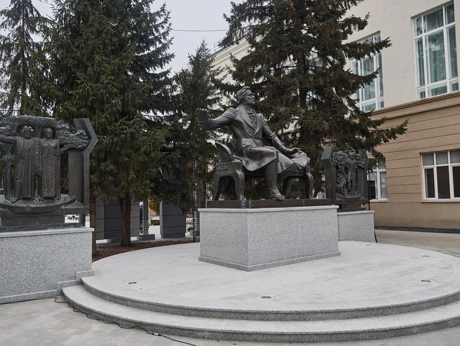 Памятник Михаилу Глинке расположен рядом с консерваторией. | Источник: Александр Ощепков / NGS.RU