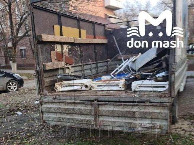 В грузовике коммунальщиков лежали кастрюли, сковородки и срезанные батареи | Источник: Don Mash / Telegram