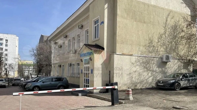 Здание огорожено | Источник: Сайт объявлений