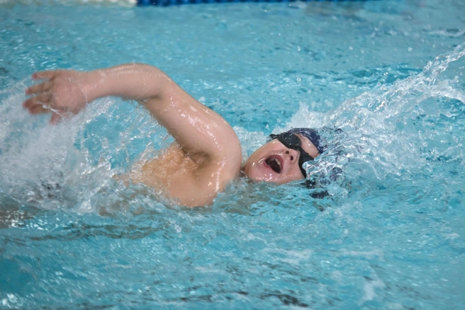 Тренеры, среди которых есть мастер спорта России, научат ребенка прекрасно чувствовать себя в воде | Источник: спорткомплекс «Факел» / Vk.com