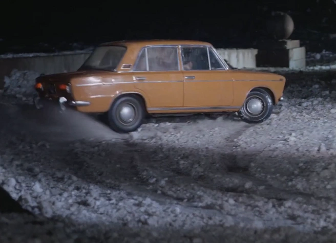 Да здравствует советский автопром! Самый крепкий автопром в мире! | Источник: кадр из фильма «Ирония судьбы, или С лёгким паром!» (6+), реж. Эльдар Рязанов, киностудия «Мосфильм», 1975 год