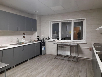 Общая кухня выглядит современной | Источник: Мария для MSK1.RU