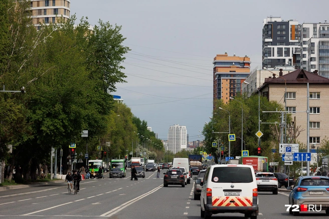 Относительно недавно платным стало и парковочное пространство по улице Профсоюзной | Источник: Ирина Шарова / 72.RU