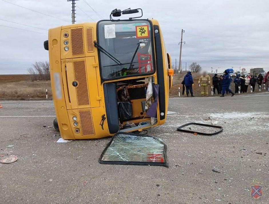 Под Волгоградом опрокинулся школьный автобус, есть пострадавшие