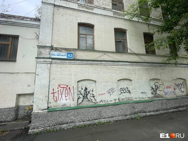Здание на Розы Люксембург, 62 признано памятником, так что новый покупатель должен будет его отреставрировать | Источник: Анастасия Малова / E1.RU